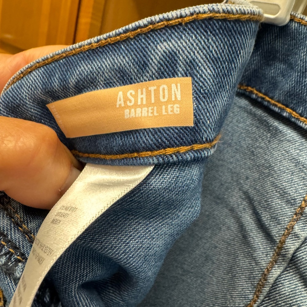Kut from the Kloth Ashton barrel Leg Jeans in Medium Blue - Picture 5 of 5